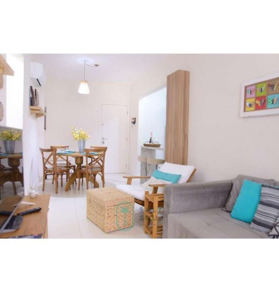 Apto com piscina e garagem