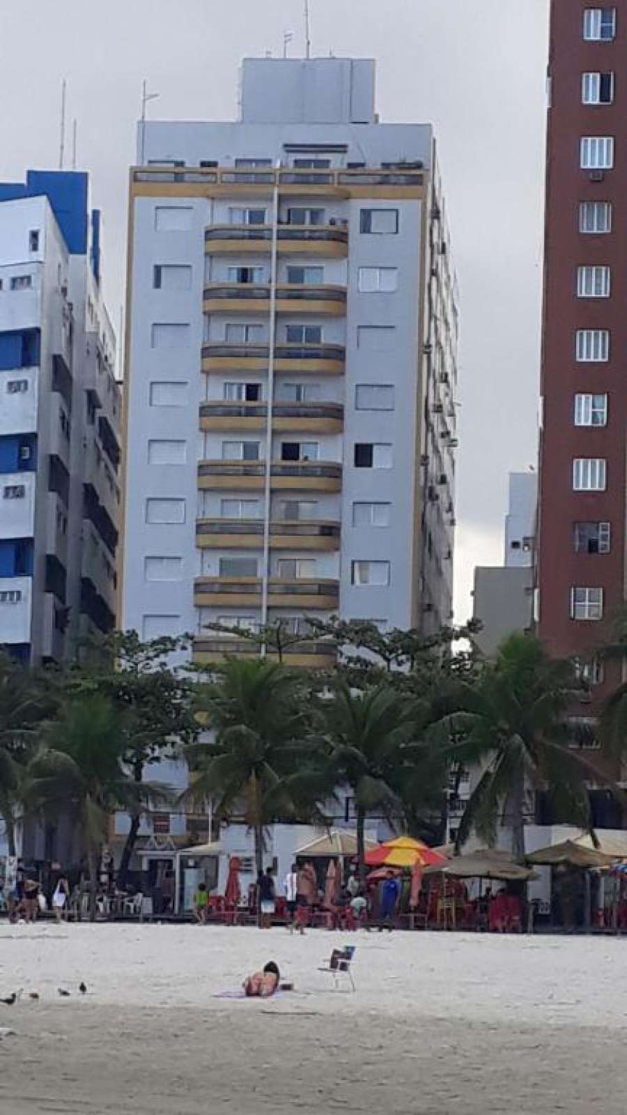 Apartamento mobiliado prédio frente ao mar