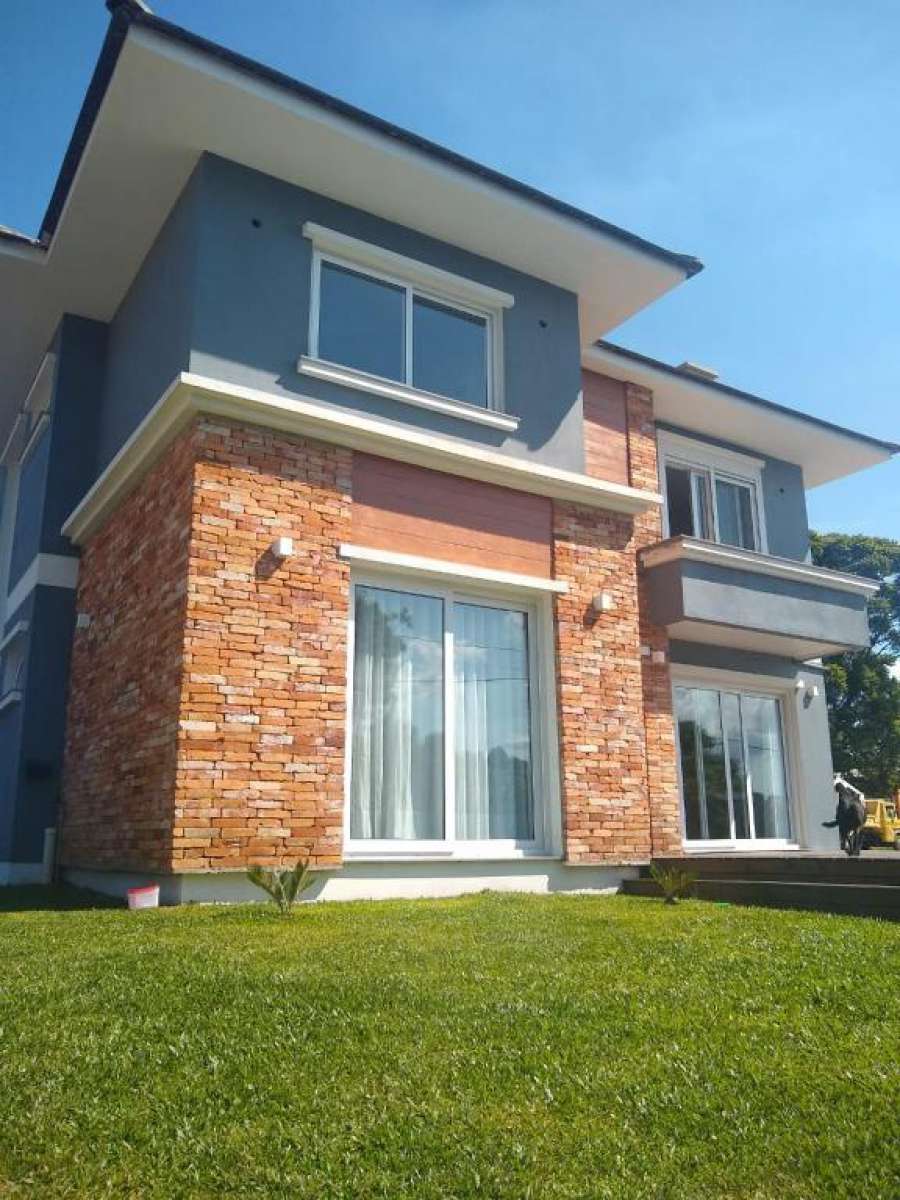 CASA AMPLA EM CONDOMINIO