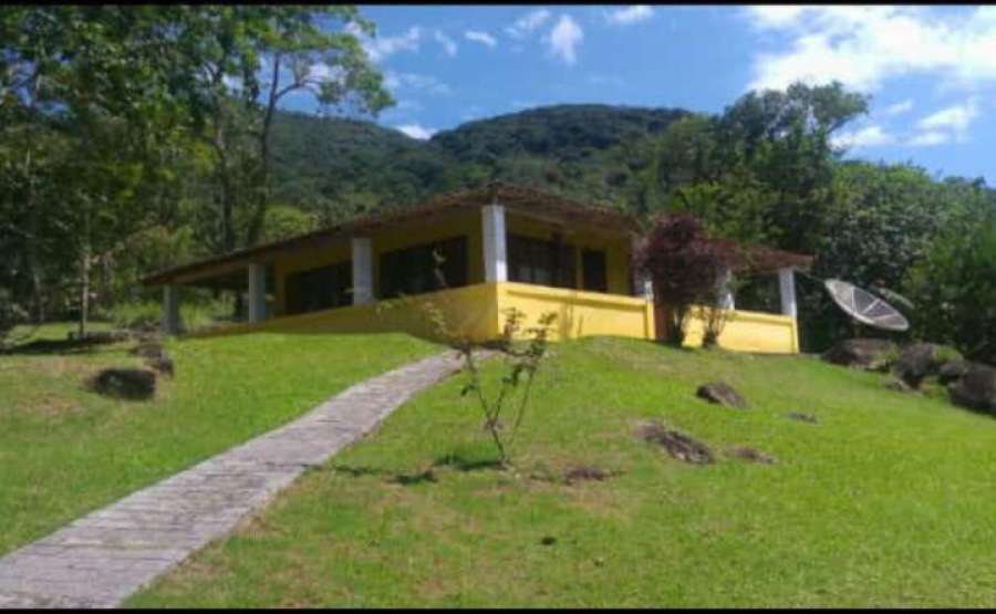 Casa amarela no saco do mamanguá