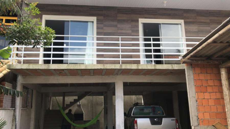 Linda casa na guarda do embau 100 metros da praia