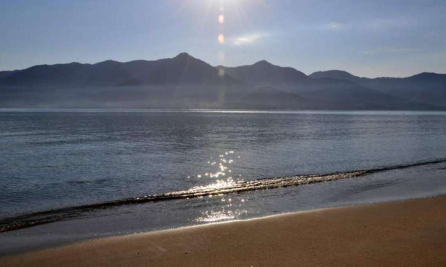 Maravilhosa casa 4 suítes a 100m da praia