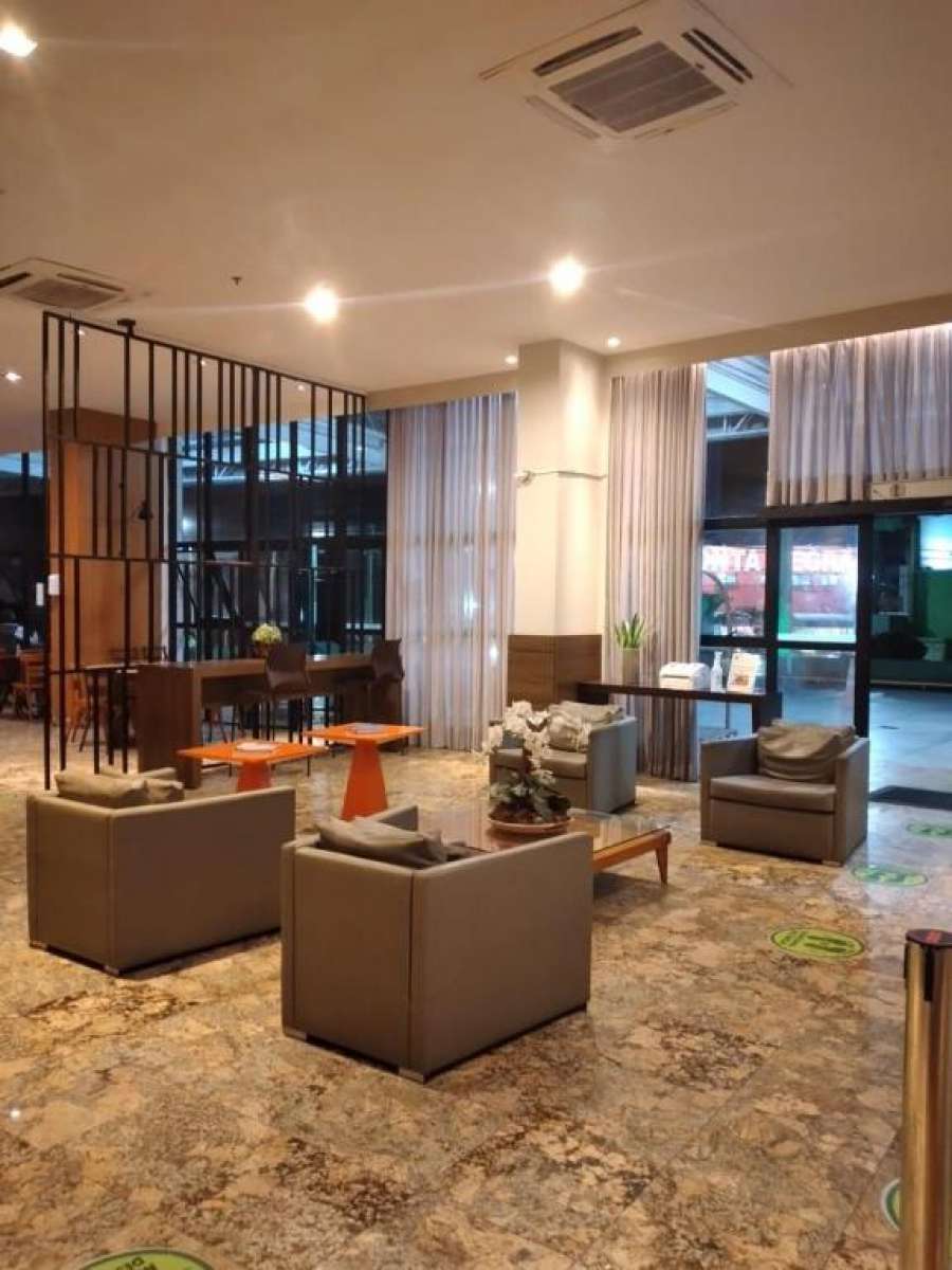 Apartamento em hotel com vista para o mar