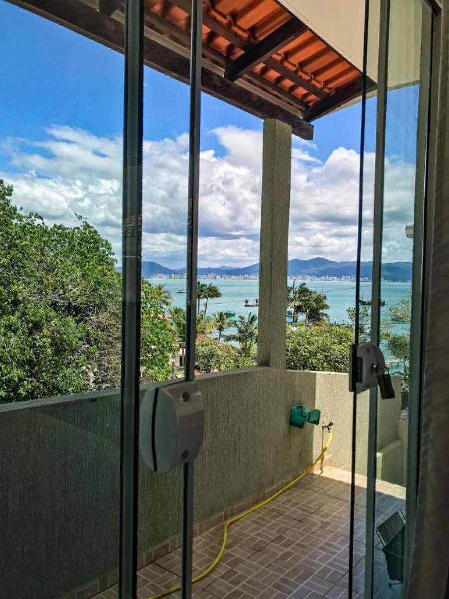 Casa vista pro mar na praia do Caixa d'Aço em Porto Belo