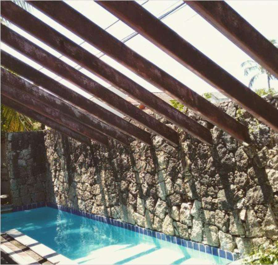 Casa com piscina e jardim