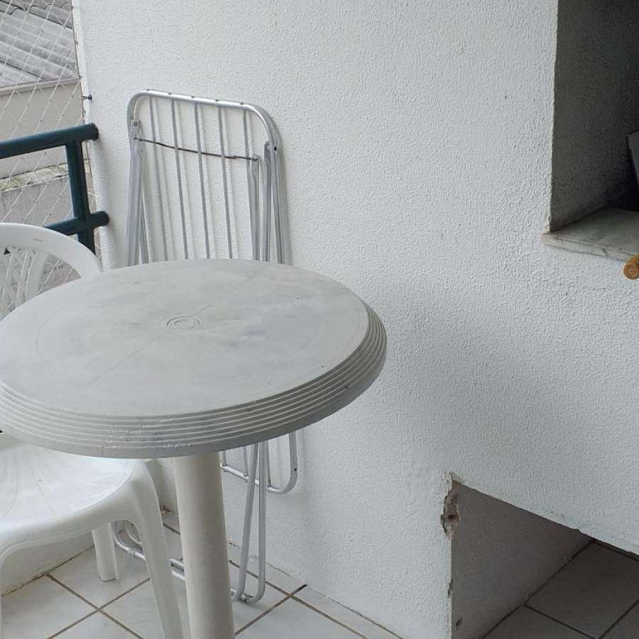 Apto centrinho de Canasvieiras a uma quadra da praia
