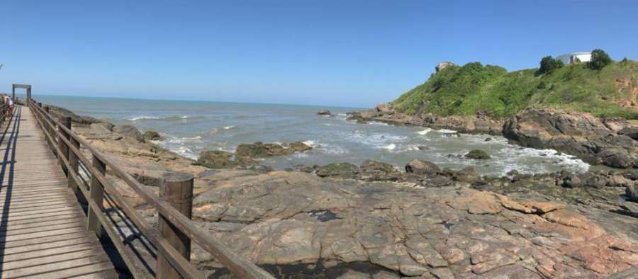 Casa praiana em condomínio