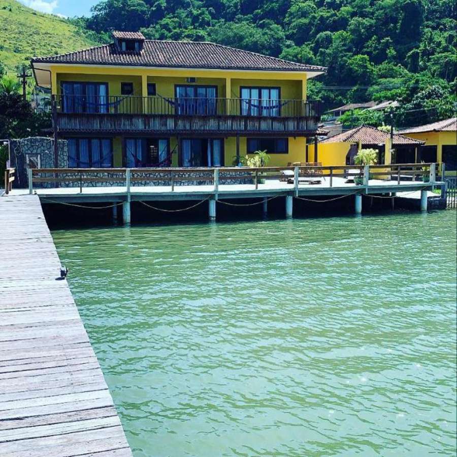 CASA AMARELA A BEIRA-MAR.