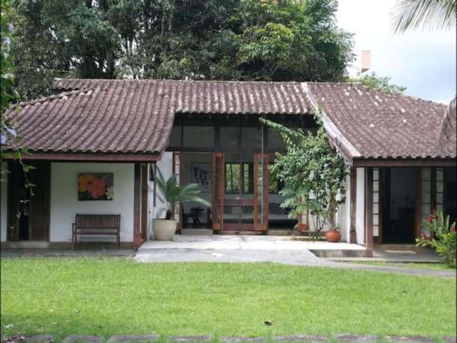 Quarto em Linda Casa com Piscina