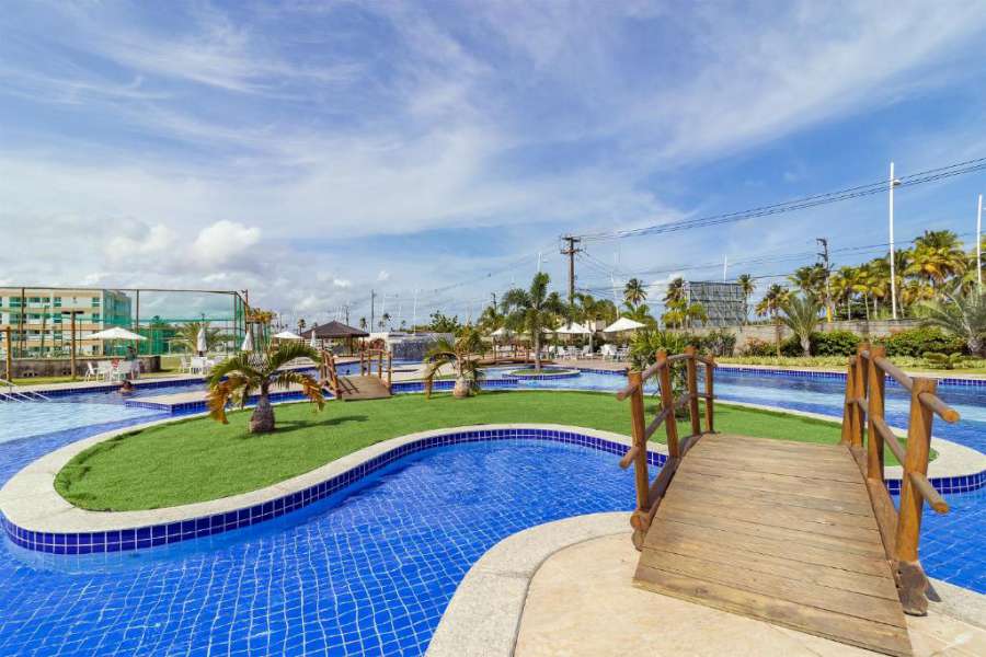 Muro Alto Condomínio Clube Com Jardim por Carpediem