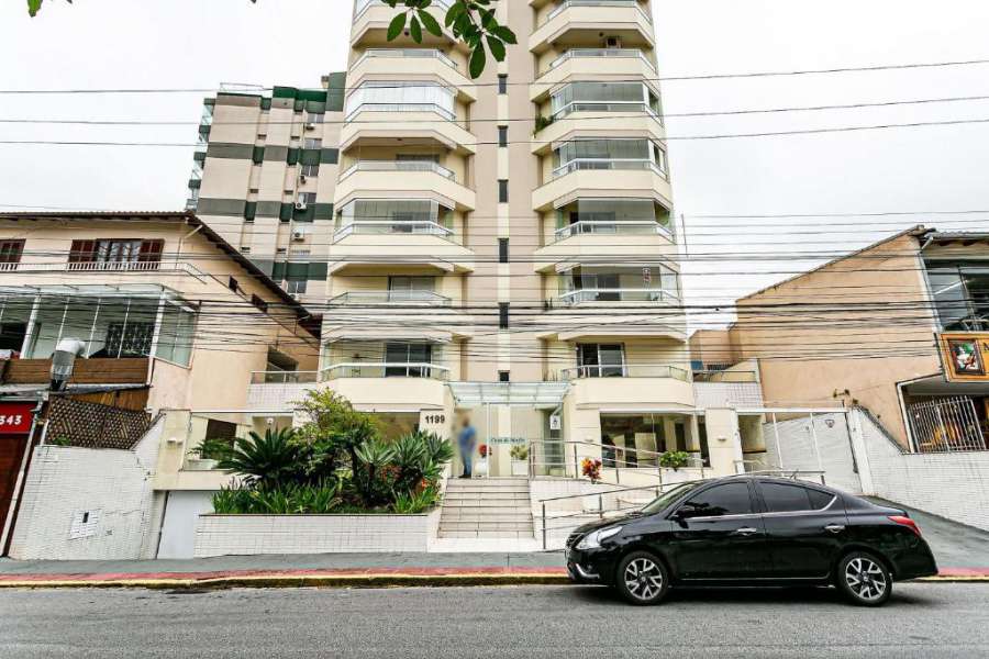 Espaçoso apartamento em área arborizada e central de Floripa