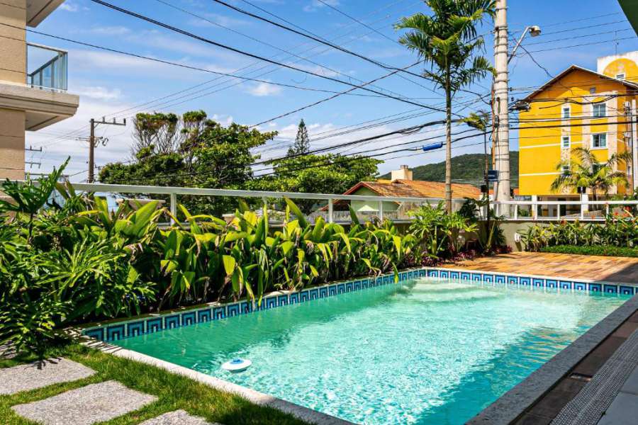 Lindo apto com sacada a 150m da praia SDP206