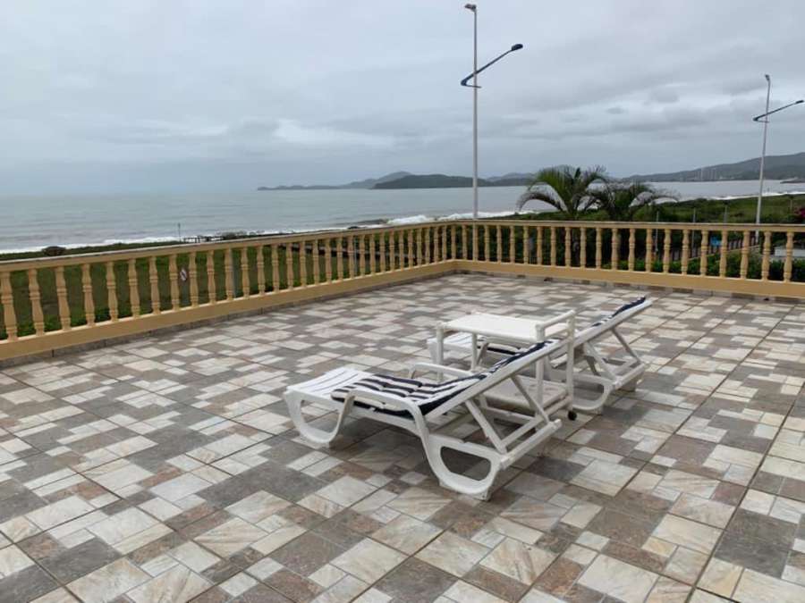 Casa de frente pro mar com 4 suítes Baln. Piçarras