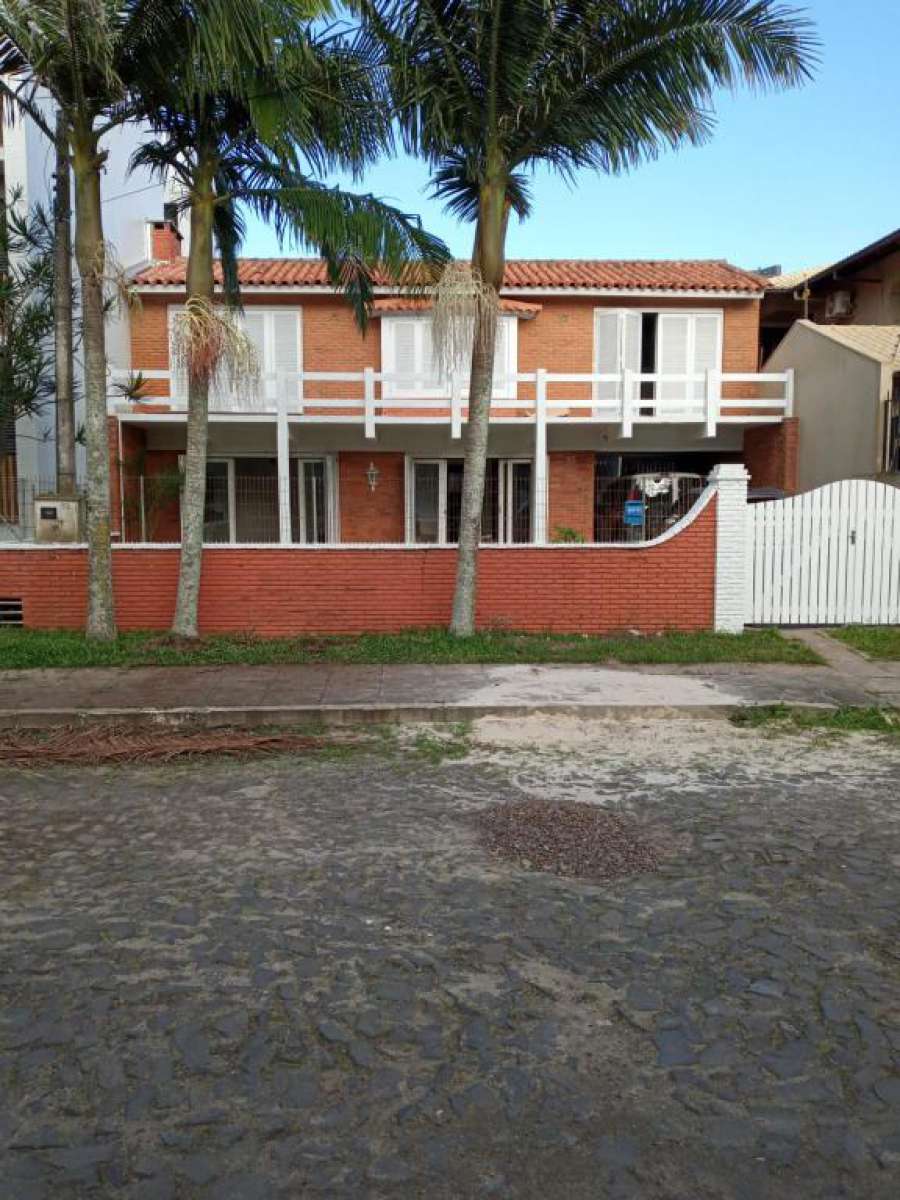 Casa 2 andares( 266 m²) 50 metros do mar