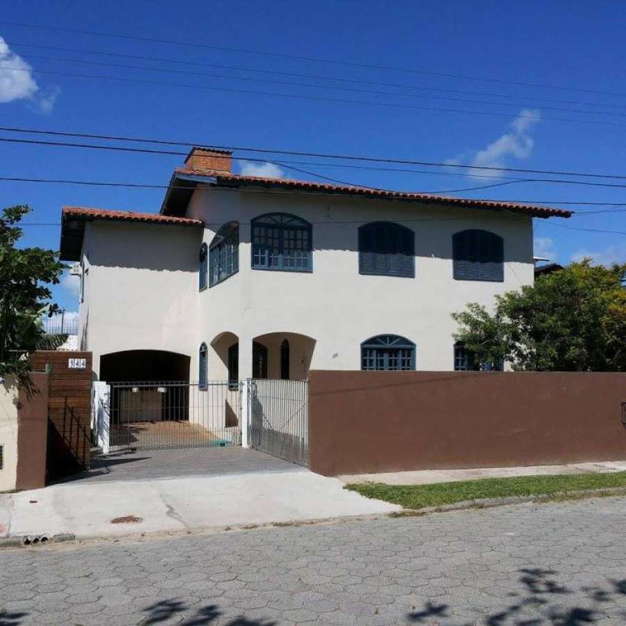 Casa a 100 m da areia da praia no Campeche.