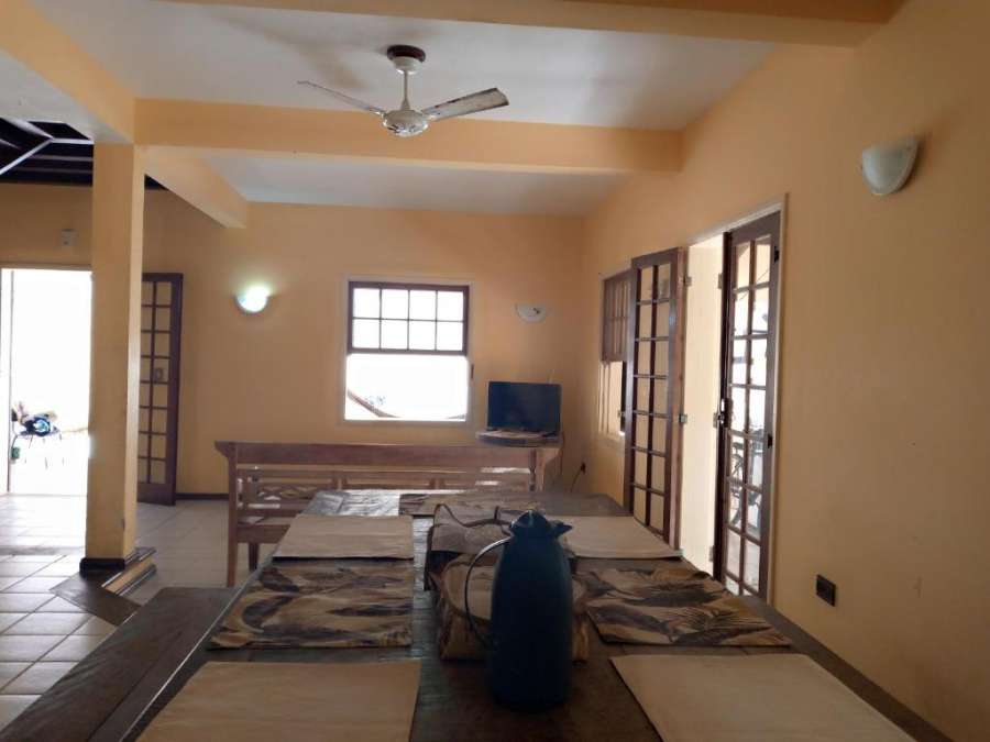 CASA AMPLA E AREJADA.EXCELENTE LOCALIZAÇÃO! ACEITA PETS