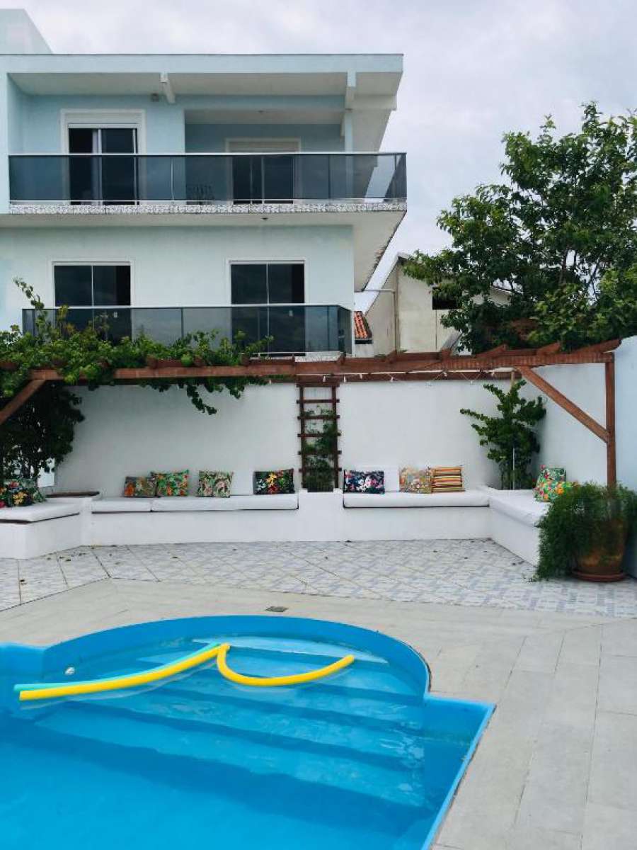 Apartamento com Piscina Perto da Praia