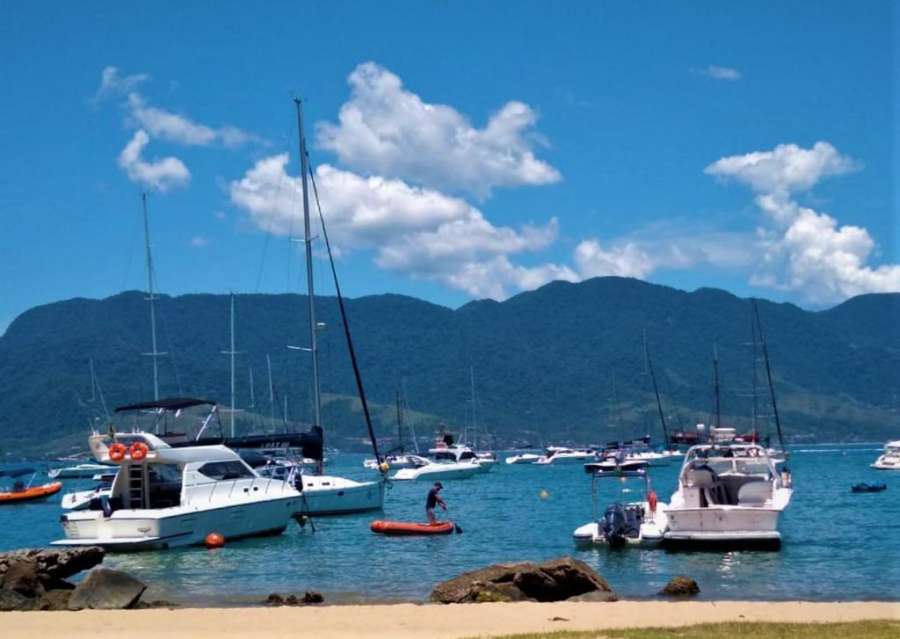 Ilhabela central com vista