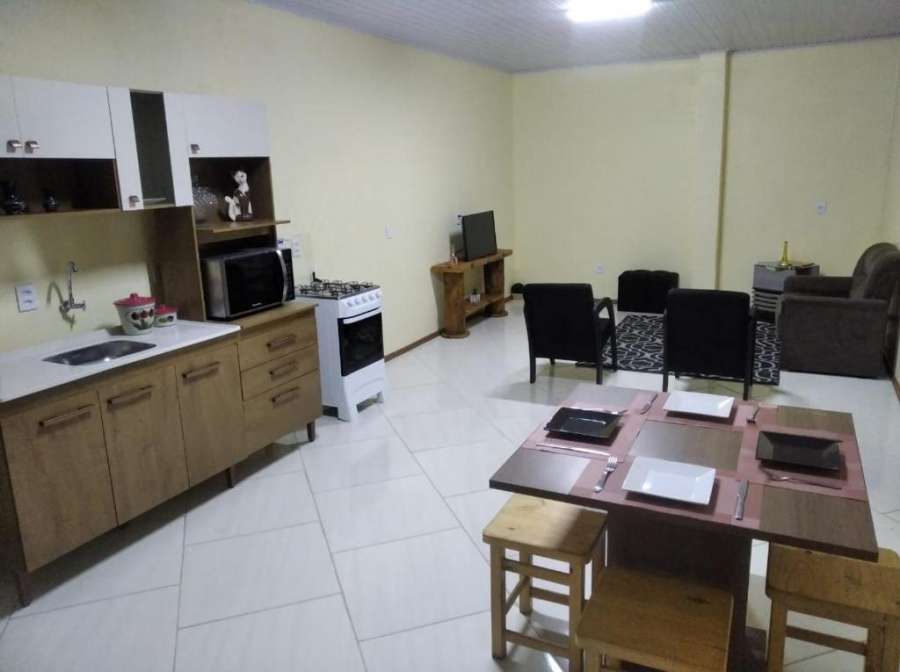 Apartamento com churrasqueira e uma ampla sacada.