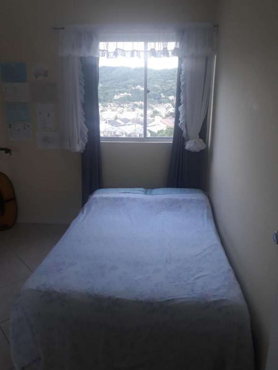 Quarto para moça em apto amplo e arejado