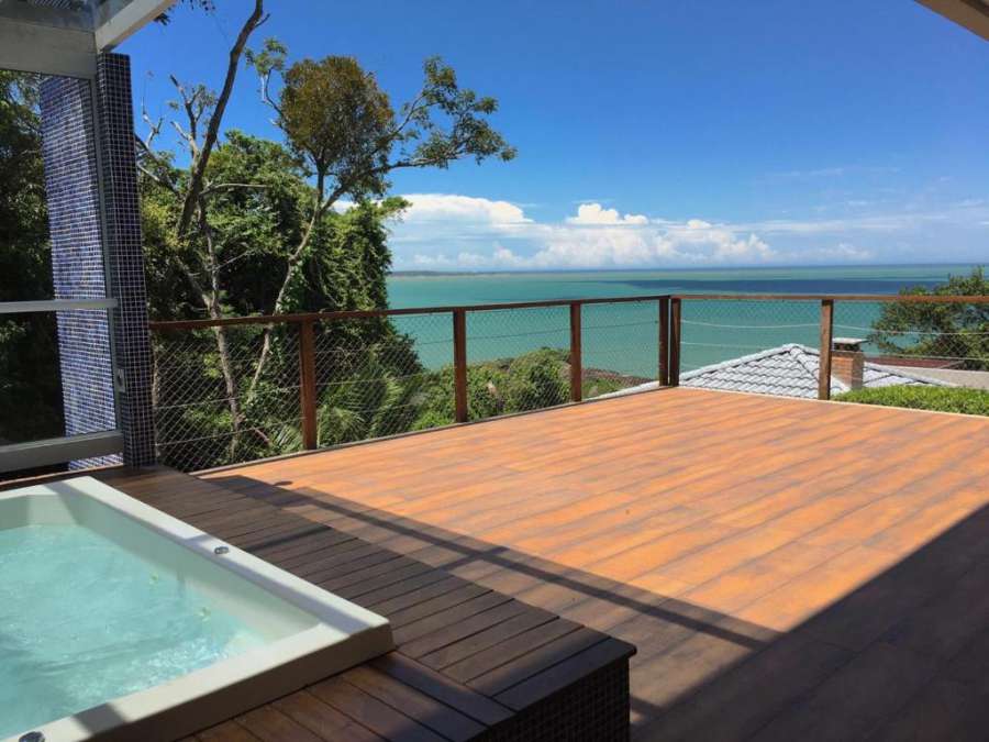 Linda casa com vista para o mar em condomínio fechado