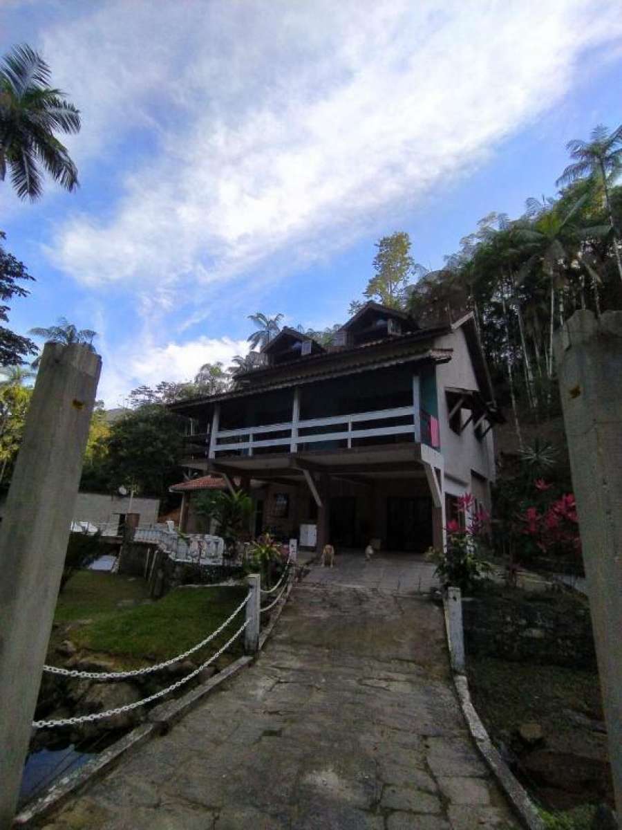 Casa Ampla com Piscina e Piscina Natural.