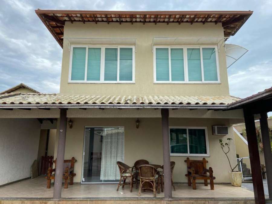 Linda casa de frente para o mar. Ótima localização