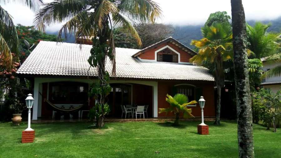 Casa perto da areia em Guaeca com WiFi e churrasq