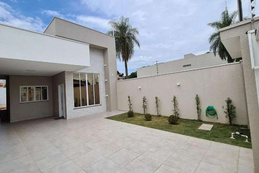 Nova e linda casa na região central de Foz
