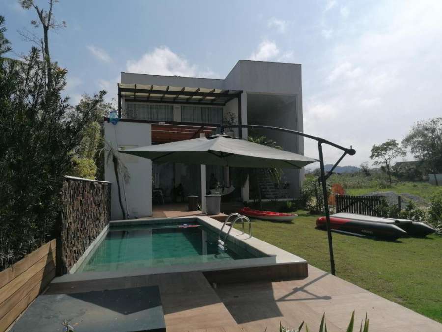 Pé na areia. Luxuosa Casa frente ao Mar - 4 Qts
