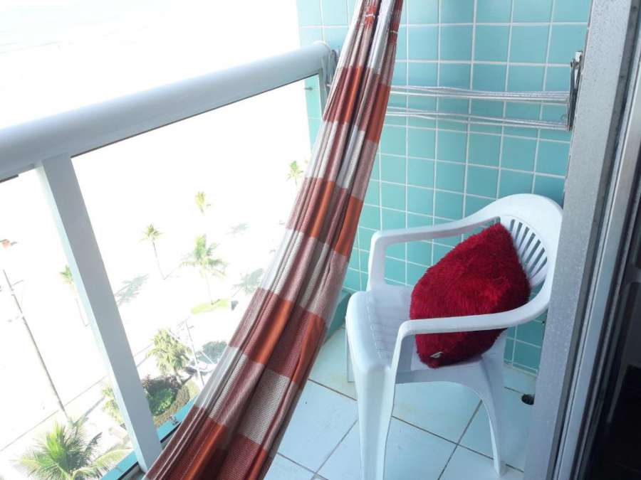 Apartamento com sacada frente ao mar