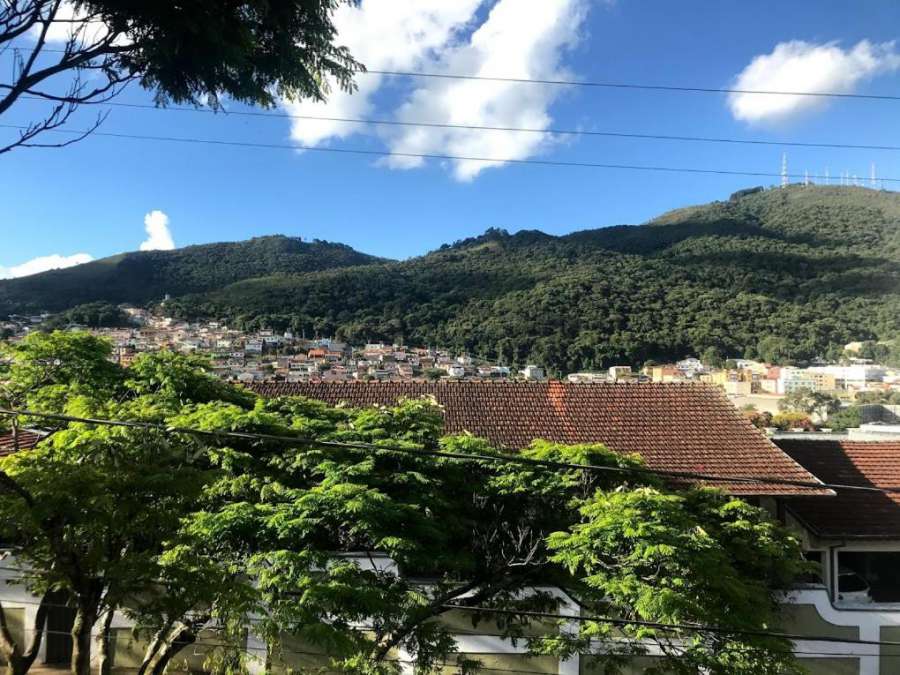 Casa 3 qtos com garagem bem localizada