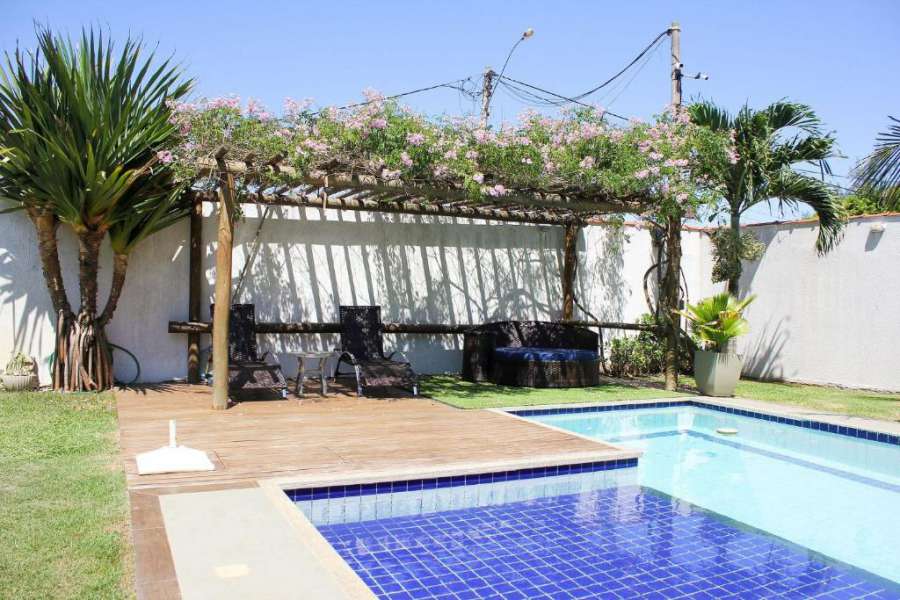 Casa moderna a 40 passos do mar com 4 suítes com ar condicionado e piscina privativa e churrasqueira em MANGUINHOS