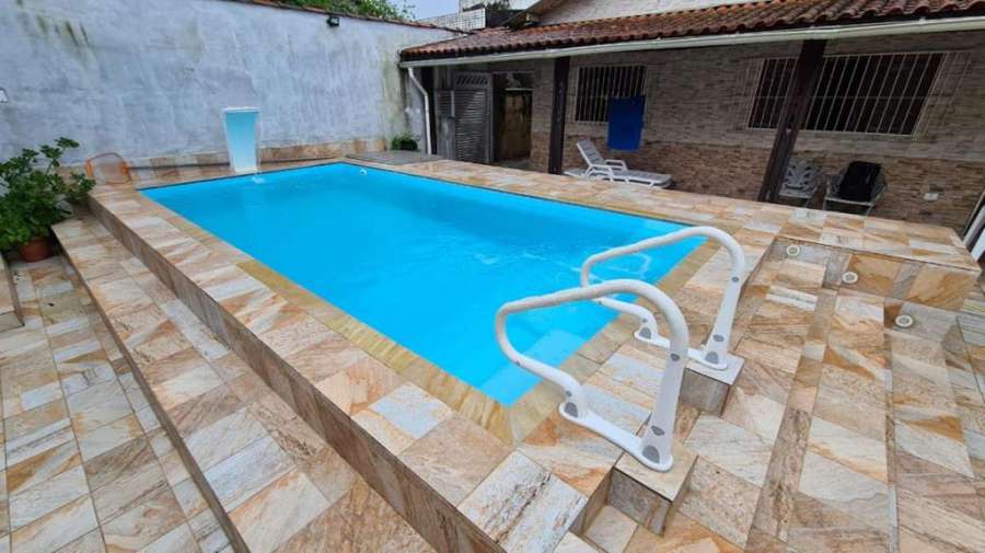 CASA EM PRAIA GRANDE COM PISCINA - 300M² - GARAGEM FECHADA PARA 3 CARROS