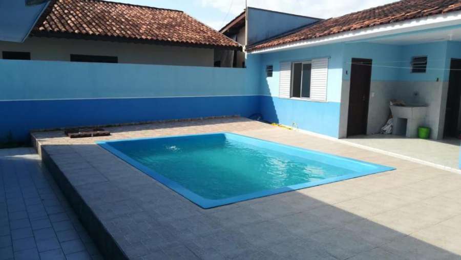 Casa com piscina a 100 metros da praia