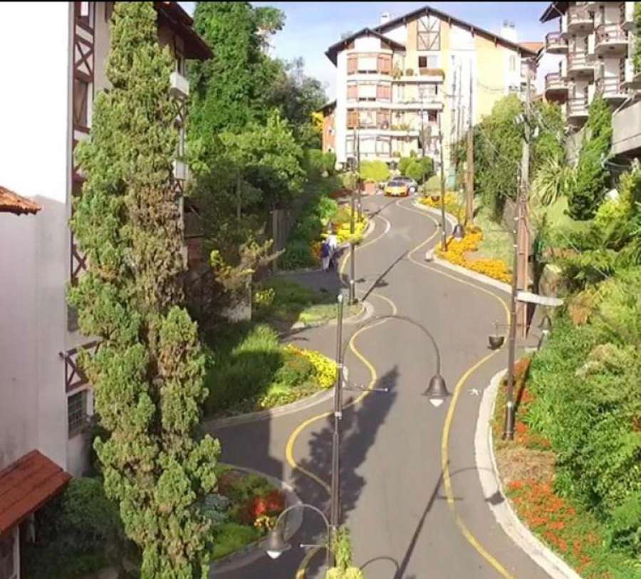 Apto ao lado da Rua Torta