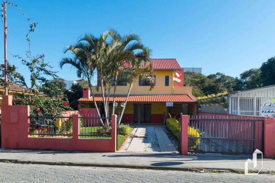 Casa com 03 dormitórios