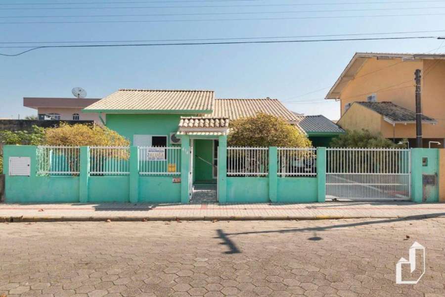 Casa com 02 dormitórios