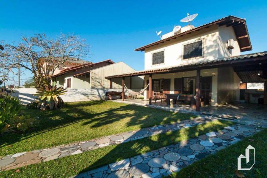 Casa com 03 dormitórios