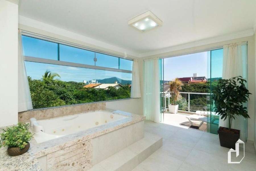 Triplex de alto padrão com hidromassagem
