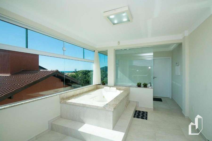 Triplex com 03 suítes e banheira hidromassagem