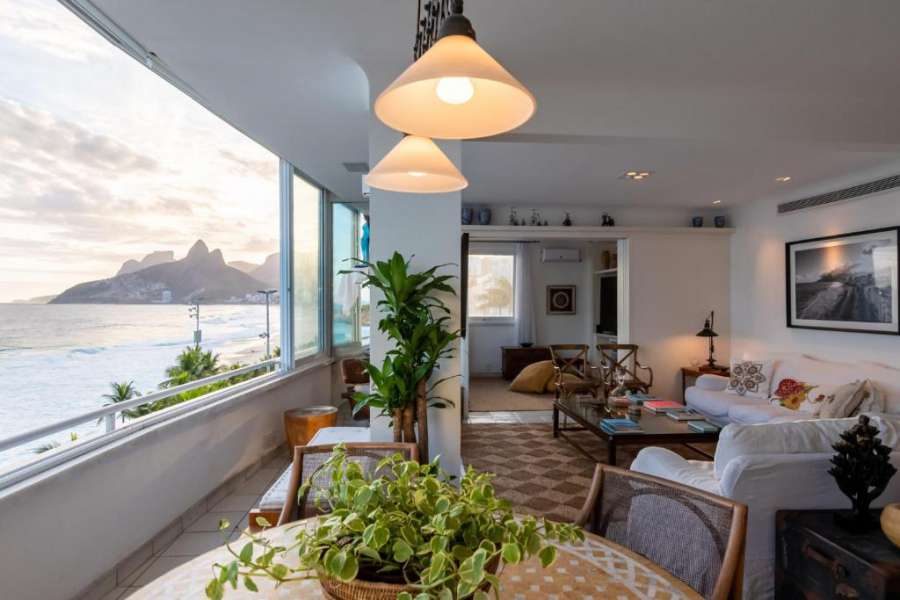 Omar do Rio - FB 33/52: Luxurious Seafront on Ipanema Beach with cinematic view + 240 mbps Internet and 75 '' Smart TV