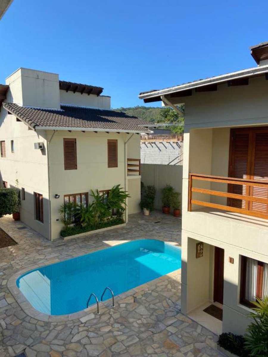 Casa em condomínio próximo ao centrinho e a praia.