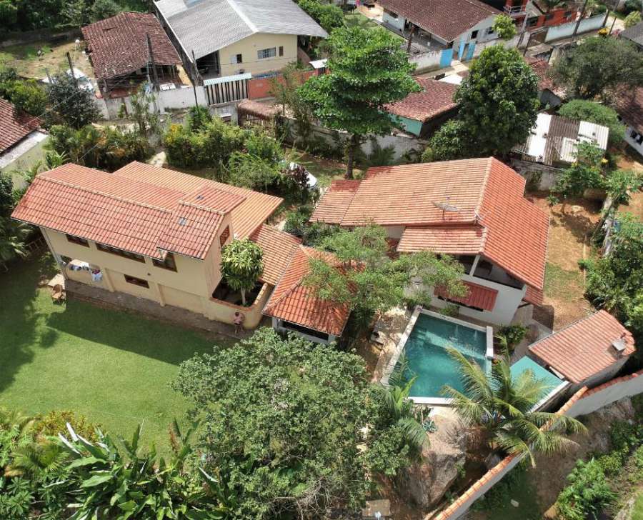 Casa com piscina aquecida e com grande área verde.