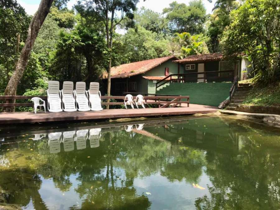 Casa em condomínio com piscina natural em Angra