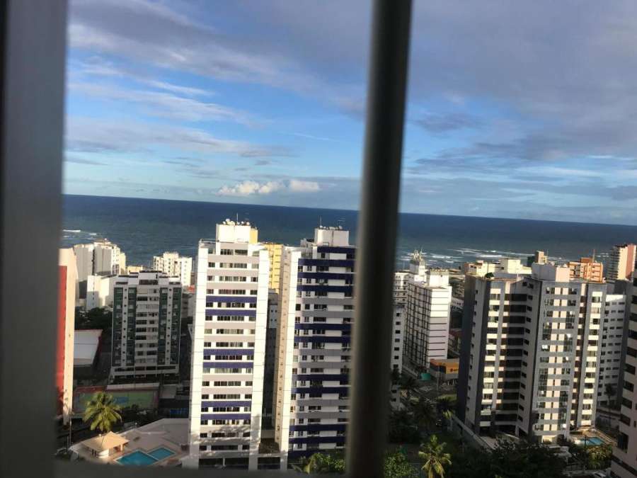 Quarto inteiro vista mar em apartamento na Pituba hospedado por Janai