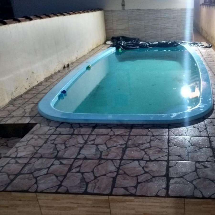 Alugo casa de praia com piscina em Mongaguá.