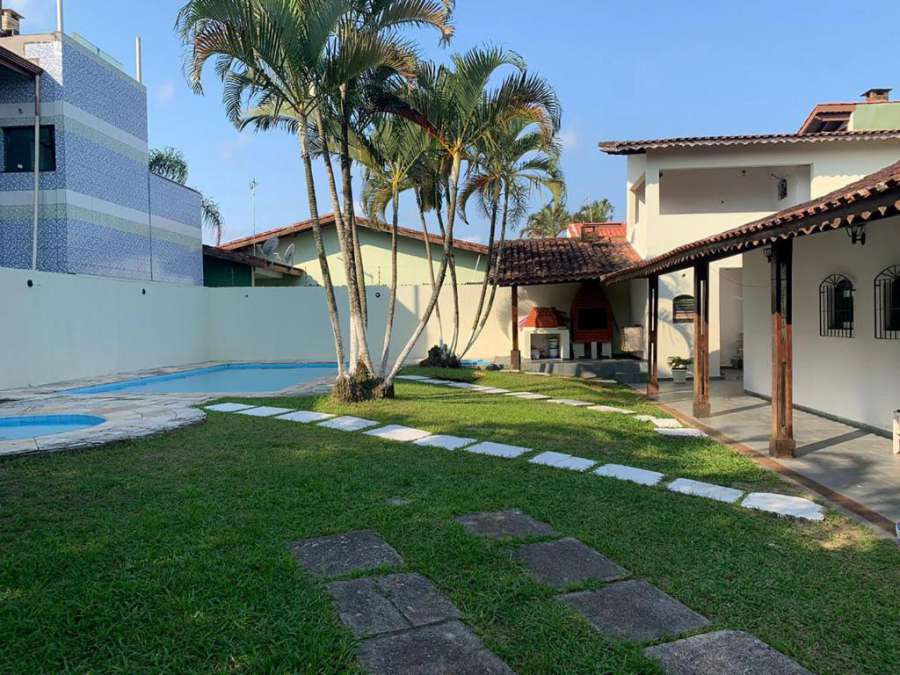 Casa com piscina a 15 min da praia em Peruíbe Foto do Casa com piscina a 15 min da praia em Peruíbe