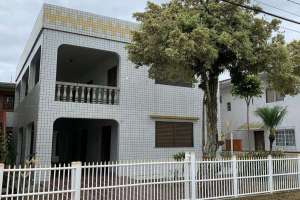 Casa de praia com boa ventilação garagem coberta para 3 carros 50m da praia Foto do Casa de praia com boa ventilação garagem coberta para 3 carros 50m da praia