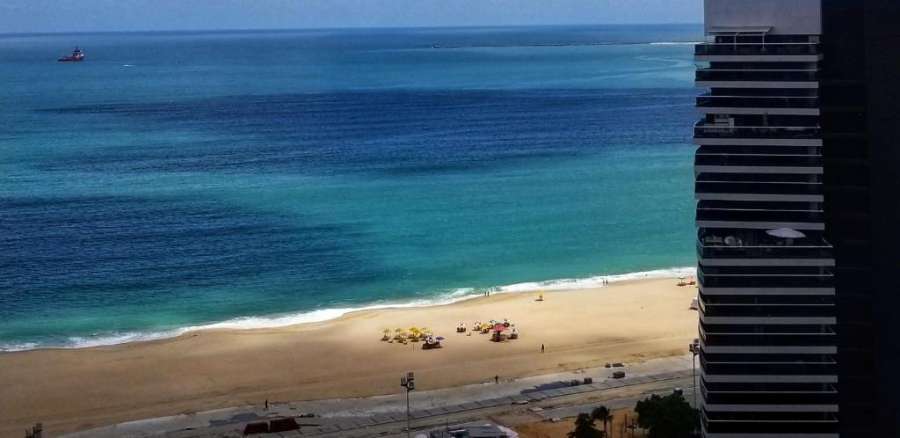 Foto do Beira mar Meireles a um passo do mar